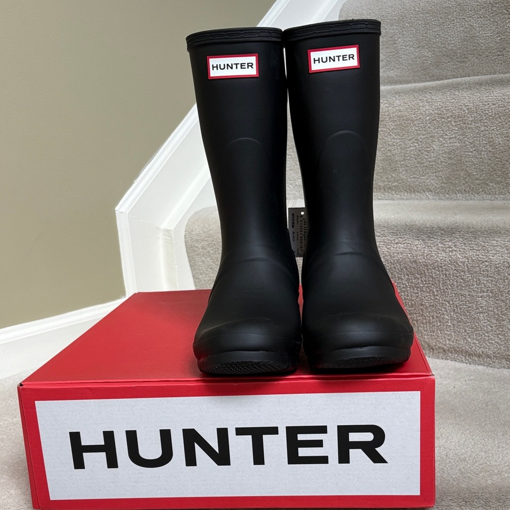 BRAND NEW W/TAGS AND BOX WOMEN’S HUNTER BOOTS - Picture 2 of 5